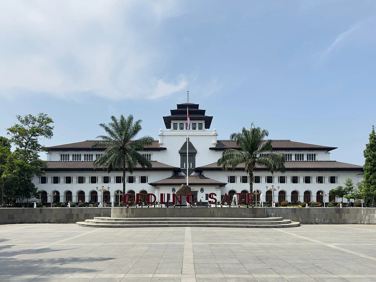 Foto pemandangan Gedung Sate, destinasi wisata Bandung