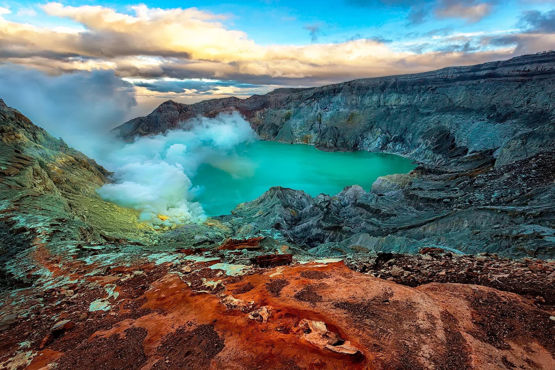 Foto pemandangan Kawah Ijen (Blue Fire), destinasi wisata Banyuwangi
