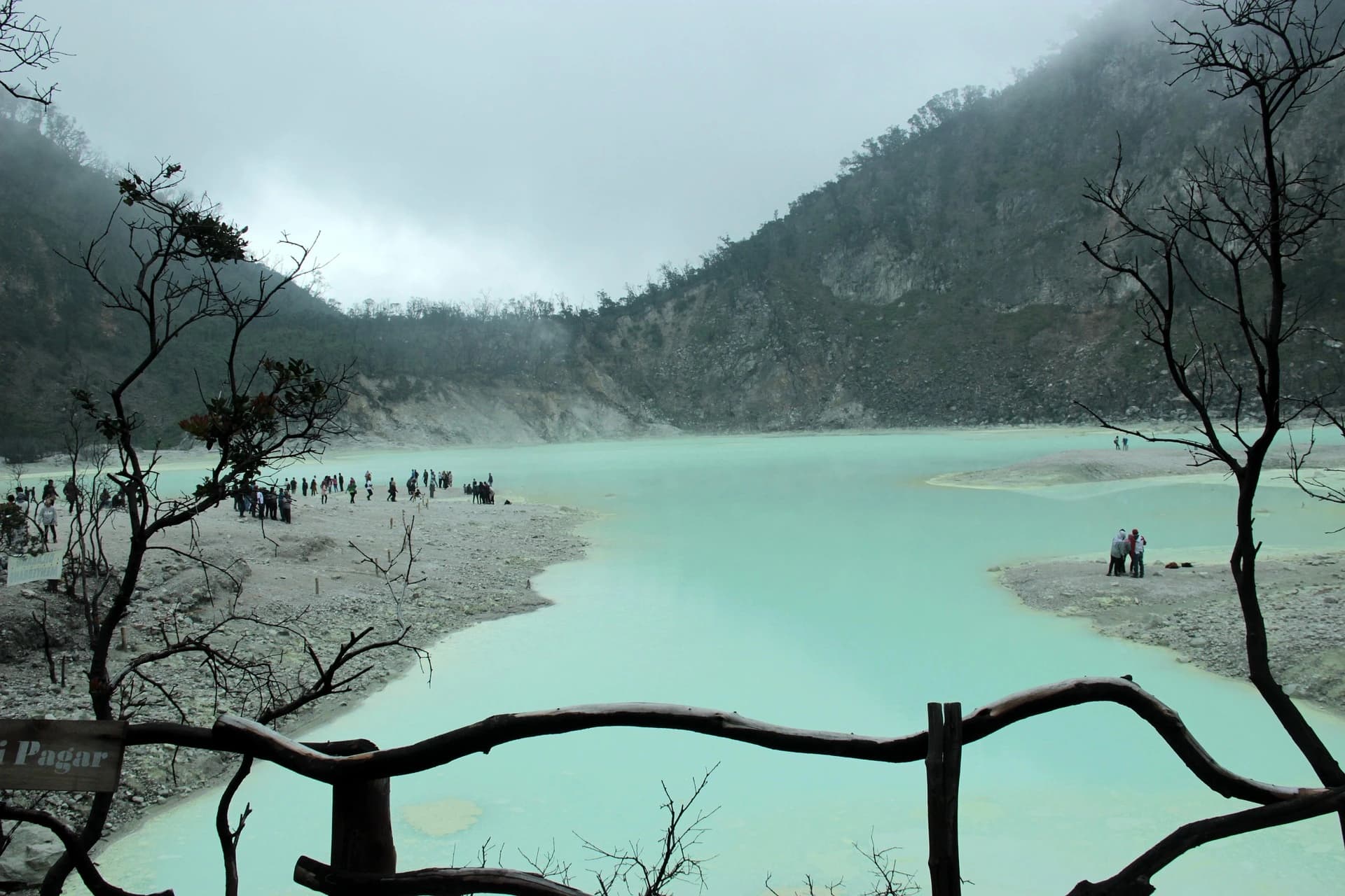 Foto pemandangan Kawah Putih, destinasi wisata Bandung