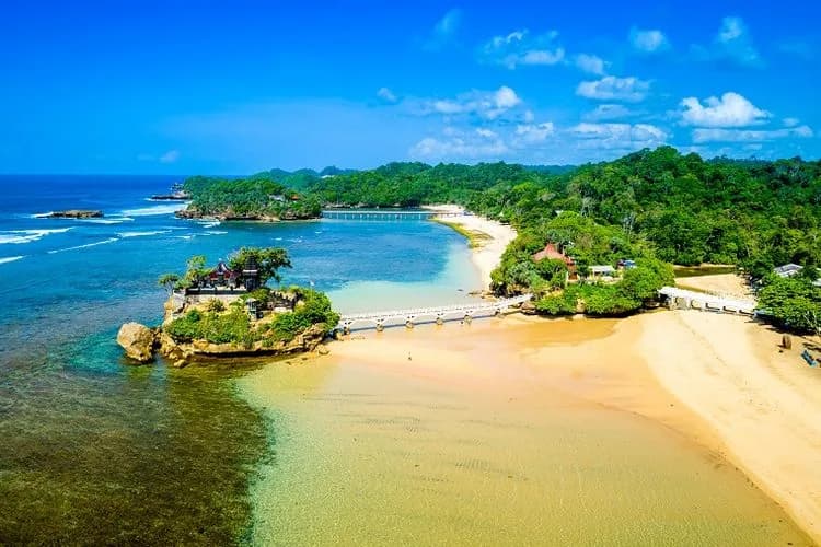 Foto pemandangan Pantai Balekambang, destinasi wisata Malang