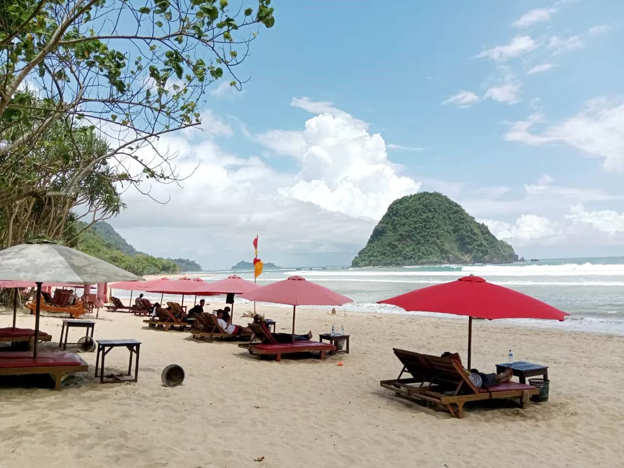 Foto pemandangan Pantai Pulau Merah, destinasi wisata Banyuwangi