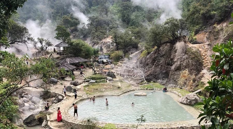 Foto pemandangan Kawah Rengganis (Pemandian Air Panas Ciwalini), destinasi wisata Bandung