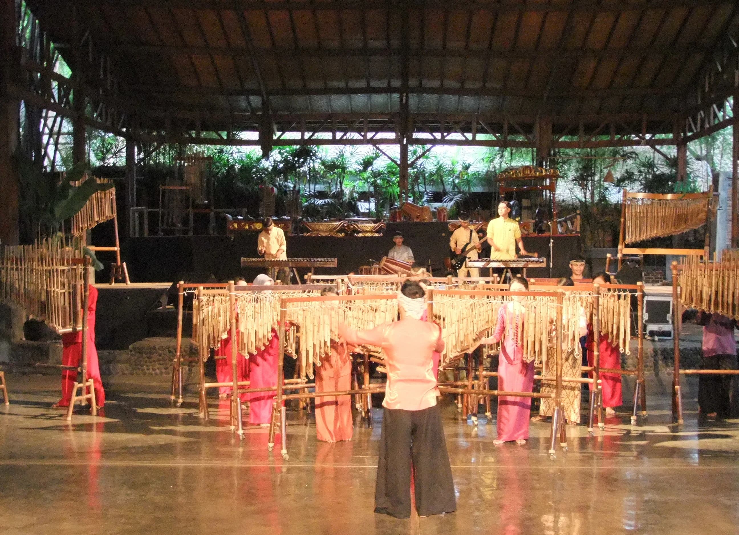 Foto pemandangan Saung Angklung Udjo, destinasi wisata Bandung