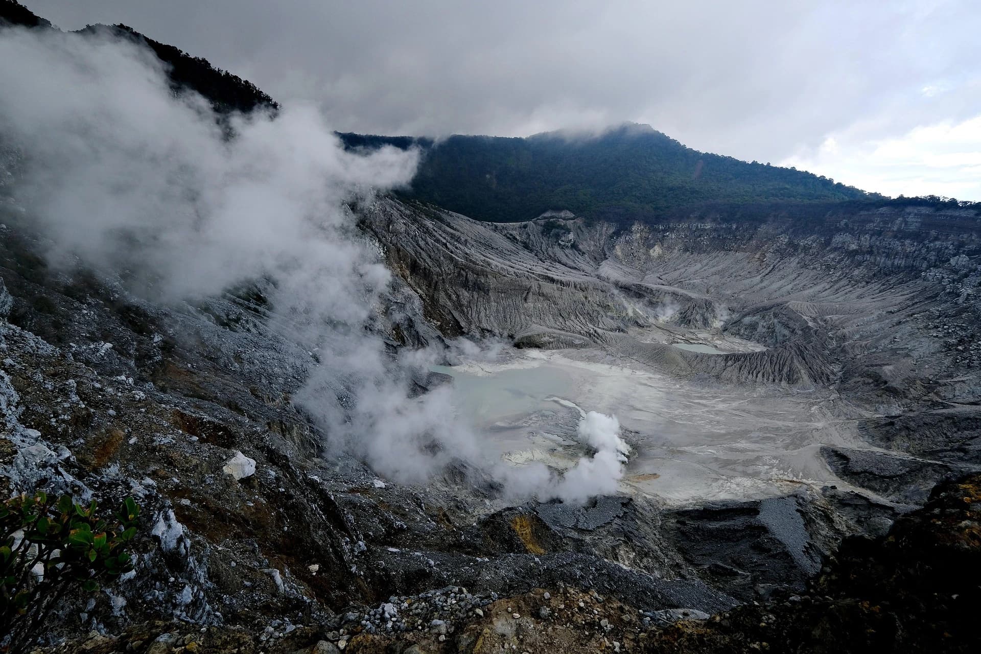 Foto pemandangan Gunung Tangkuban Perahu, destinasi wisata Bandung
