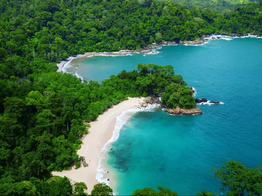 Foto pemandangan Teluk Hijau (Green Bay), destinasi wisata Banyuwangi